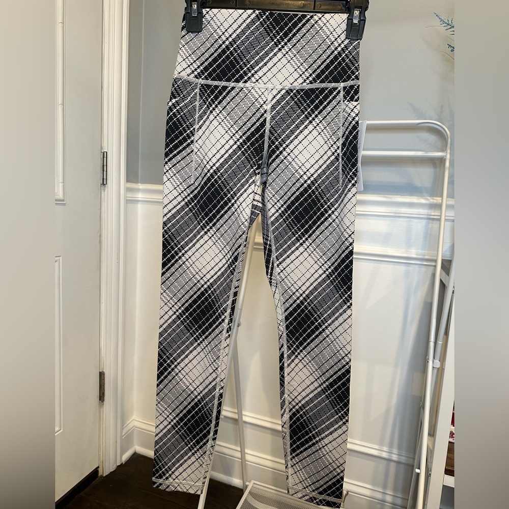 NWT Athleta Salutation Stash Textured Tight Leggings